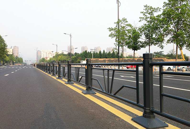 ml米兰体育平台:路面残钉、护栏空缺！信宜这些路段出行要留心