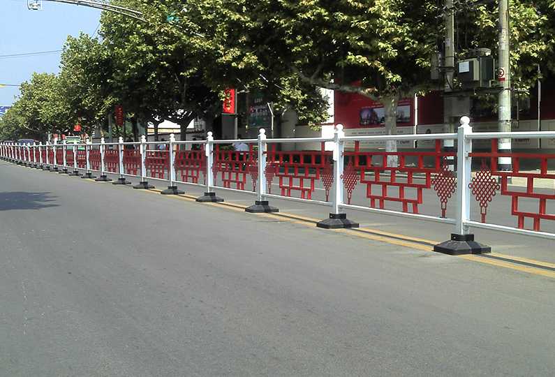 ml米兰体育平台:清理占道车辆 加装隔离护栏